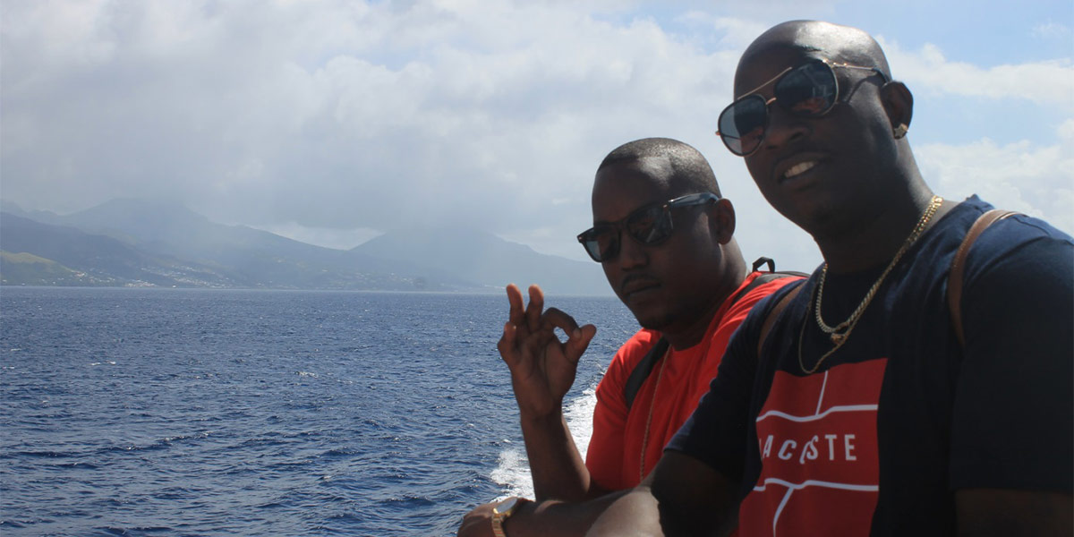 Deux Dominicains sur un bateau faisant le signe "ok"